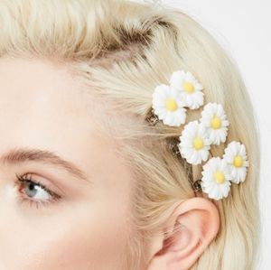 Daisy hair clips